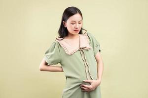 mulher grávida asiática se sentindo cansada durante a gravidez