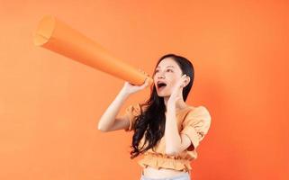 mulher asiática usando um alto-falante de papel, conceito anuncia foto