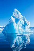 deslumbrante iceberg formação dentro ártico mar isolado em uma azul gradiente fundo foto