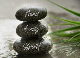 mente, corpo e espírito palavras gravado em zen pedras. zen conceito foto