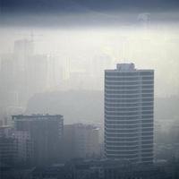 fumaça densa sobre a cidade foto