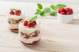 Framboesa fresca e iogurte com granola - estilo de comida saudável