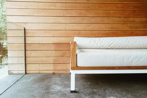 sofá de banco vazio ou sofá-cama na varanda para relaxar foto