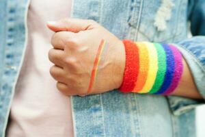 mulher asiática com bandeira do arco-íris, direitos do símbolo lgbt e igualdade de gênero, mês do orgulho lgbt em junho. foto