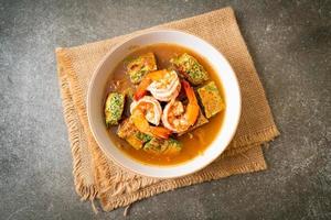 sopa azeda de pasta de tamarindo com camarão e omelete de vegetais foto