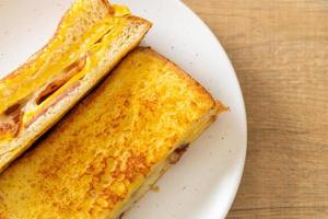 torrada francesa caseira com presunto, bacon e sanduíche de queijo com ovo