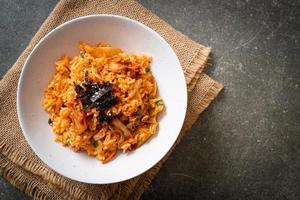 arroz frito kimchi com algas marinhas e gergelim branco - comida coreana foto