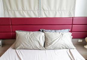 decoração de travesseiro em uma cama no quarto foto