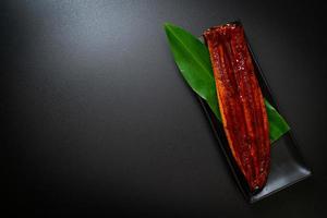 enguia grelhada ou unagi grelhado com molho - kabayaki - comida japonesa foto