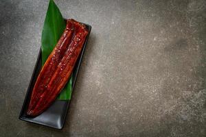 enguia grelhada ou unagi grelhado com molho - kabayaki - comida japonesa foto