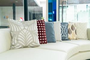 decoração de travesseiros em um sofá em uma sala de estar foto