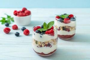 Framboesa e mirtilo caseiros com iogurte e granola - estilo de comida saudável foto