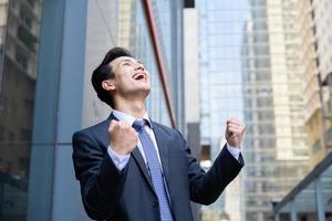 retrato de jovem empresário asiático fora do escritório foto