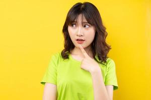 jovem garota asiática com expressões e gestos no fundo foto