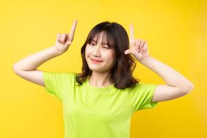 jovem garota asiática com expressões e gestos no fundo foto