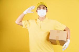 retrato de entregador usando máscara durante a temporada de epidemia em segundo plano