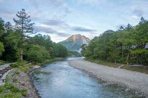 iaque dia montanha dentro Kamikochi. famoso montanha para caminhada e caminhada dentro Matsumoto, Nagano, Japão foto