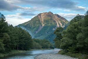 iaque dia montanha dentro Kamikochi. famoso montanha para caminhada e caminhada dentro Matsumoto, Nagano, Japão foto