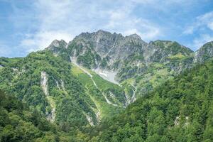 mae hodaka montanha dentro Kamikochi. famoso montanha para caminhada e caminhada dentro Matsumoto, Nagano, Japão foto