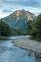 iaque dia montanha dentro Kamikochi. famoso montanha para caminhada e caminhada dentro Matsumoto, Nagano, Japão foto