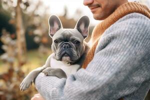 retrato do homem e mulher abraçando fofa francês buldogue. animal conceito foto