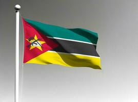 Moçambique nacional bandeira acenando em cinzento fundo foto