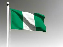 Nigéria nacional bandeira acenando em cinzento fundo foto
