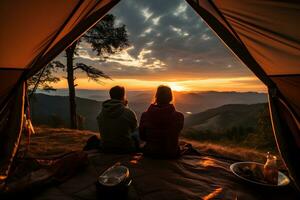 uma jovem casal do caminhantes sentado e desfrutando lindo Visão juntos em pôr do sol ou nascer do sol. acampamento, viagem, feriado conceito. ai generativo foto