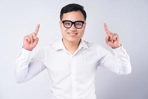 imagem de empresário asiático apontando para cima foto