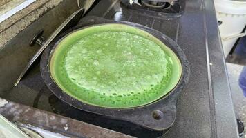 uma fornecedor é cozinhando doce Pandan martabak. doce martabak é cozinhou usando uma pequeno frigideira. foto