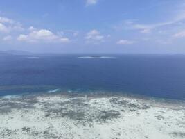 aéreo Visão do recifes dentro Karimunjawa, coral costa de Meio Ambiente proteção área, Karimunjawa, jepara, Indonésia. foto