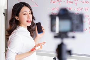 professoras asiáticas estão gravando aulas para trabalhos de ensino online