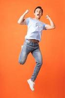 homem asiático pulando e gritando foto