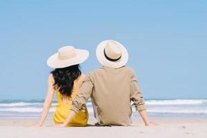 jovem casal asiático curtindo as férias de verão na praia foto