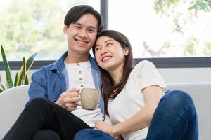 jovem casal asiático conversando alegremente