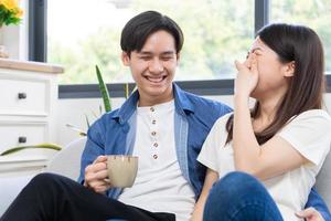 jovem casal asiático conversando alegremente