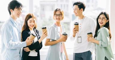 grupo de empresários conversando e bebendo café durante o recreio foto