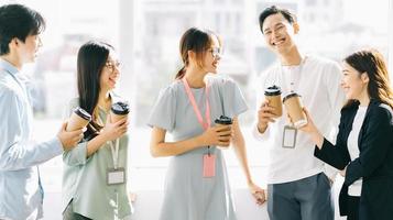 grupo de empresários conversando e bebendo café durante o recreio foto