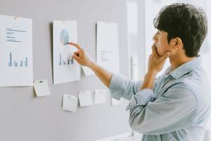 empresário asiático pensando em planos de crescimento foto