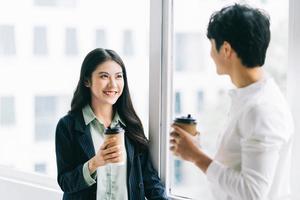 empresário e mulher de negócios discutindo um ao outro durante a pausa para o almoço foto