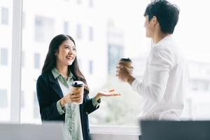 empresário e mulher de negócios discutindo um ao outro durante a pausa para o almoço foto