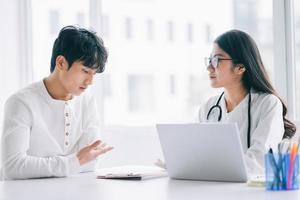 médica asiática está verificando a saúde do paciente