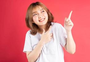 jovem garota asiática com gestos e expressões alegres no fundo