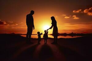 sombra do feliz família junto, pais com seus pequeno bebê às pôr do sol. uma silhueta do amor e unidade. ai generativo foto