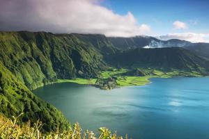 lagoa na cratera da ilha dos açores foto