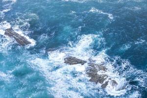 água turquesa em oceano agitado foto