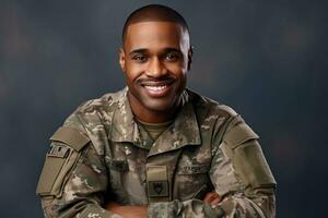uma jovem Preto homem dentro uma militares uniforme é sorridente e posando para uma foto