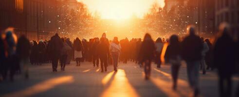 uma grupo do pessoas caminhando dentro uma cidade tarde foto