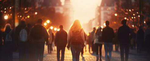 uma grupo do pessoas caminhando dentro uma cidade tarde foto