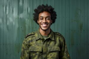 uma jovem Preto homem dentro uma militares uniforme é sorridente e posando para uma foto